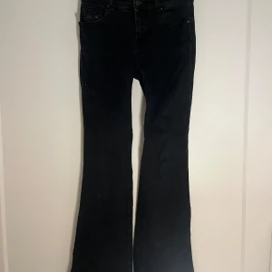 Mörkblå/svarta bootcut disel jeans - Snygga disel jeans!