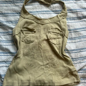  Halterneck topp - Säljer en ascool halterneck topp i  som jag köpte i en liten butik i Barcelona, praktiskt taget helt ny💕