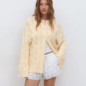 Gul stickad kabelstickad kofta från Gina Tricot - Säljer en ljusgul stickad kofta från Gina Tricot. Använd 2 ggr storlek S