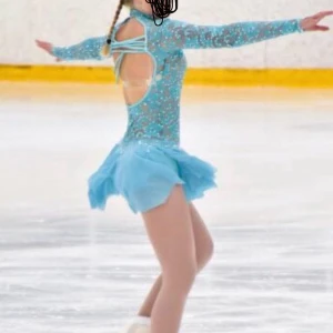 Turkos konståkningsklänning –  M, tävlingsredo & unik - Magiskt fin turkos konståkningsklänning med glittriga paljetter, spetsdetaljer och öppen rygg med snörning. Kort volangkjol som rör sig snyggt på isen. Perfekt för tävling eller uppvisning – du kommer garanterat sticka ut! Storlek M.