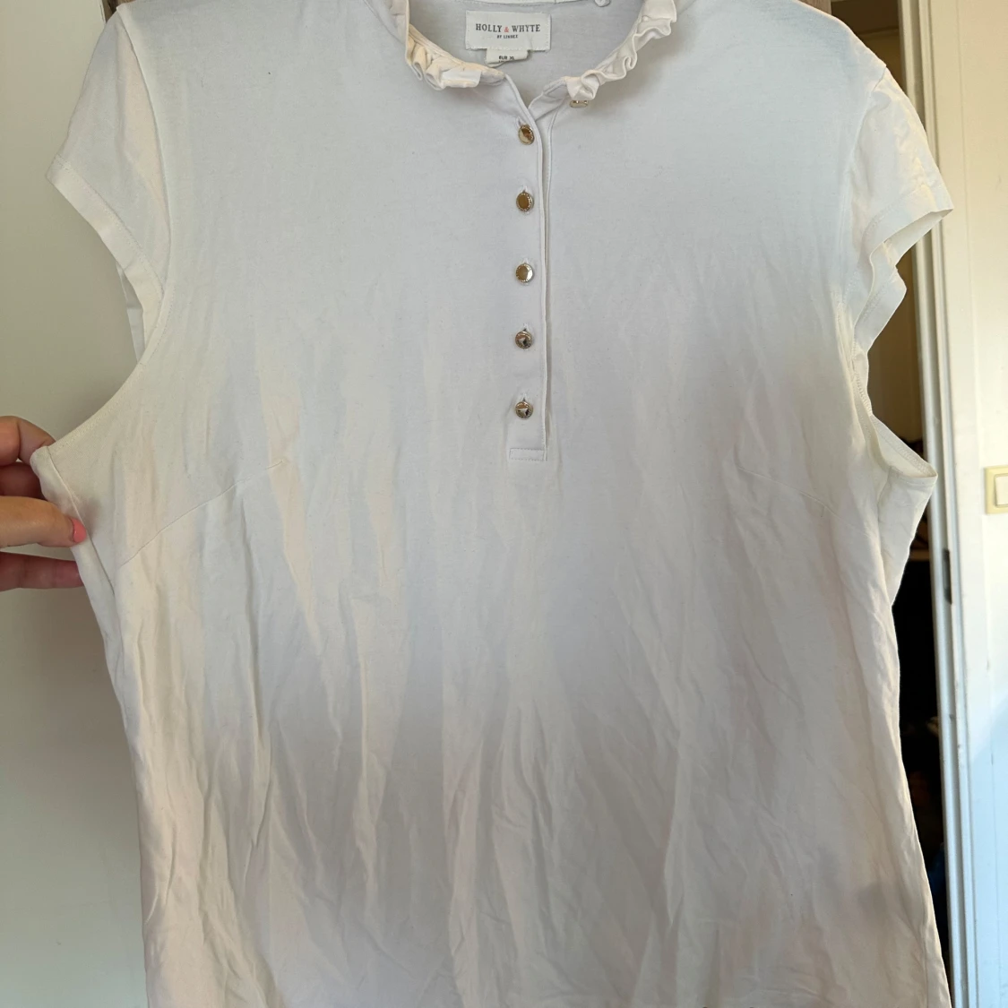 Vit blus med volangkrage Holly & Whyte strl: XL