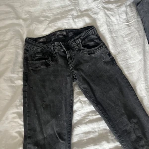 Svarta ltb jeans - Jättefina svarta ltb jeans k low rise och bootcut, fina broderade fickor. Vet tyvärr inte vilken storlek dem är i men skulle gissa på 26/30, det är snäppet för korta på mig och jag är 165cm lång