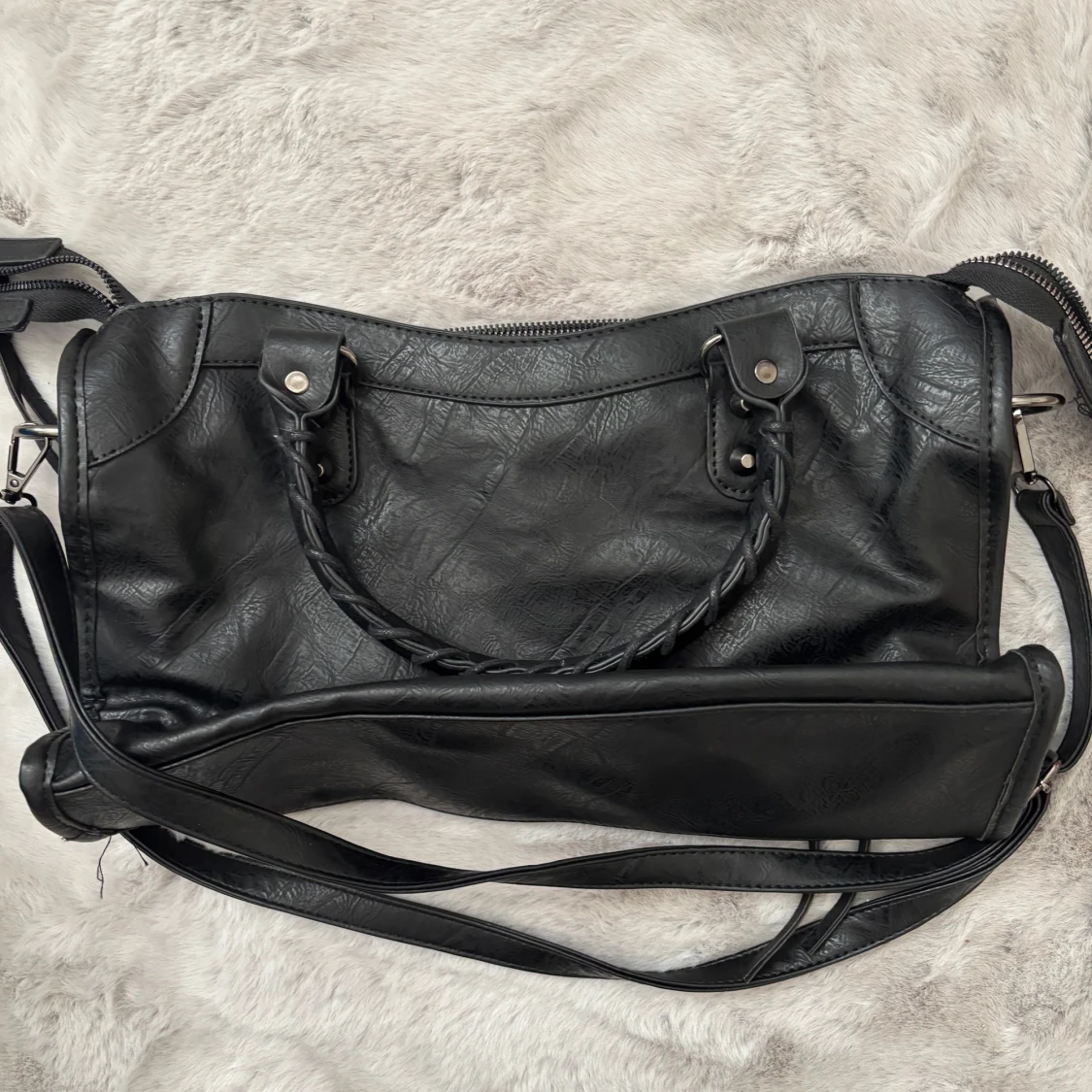 Svart handväska med detaljer  - 1