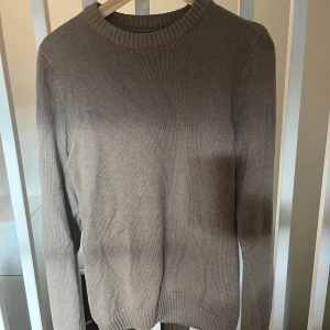 Beige stickad tröja från Dobber - Säljer en enkel och snygg beige stickad tröja från Dobber i storlek S.