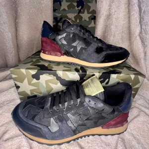 Valentino rockrunners  - valentino rockrunners is strl 41.5 passar även 42. Skorna är i fint skick. Kontakta vid minsta fundering