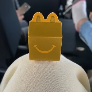 Mc Donalds guldbox rare collection - En öppningsbar happymeal box med klistermärken inuti 🤍💗
