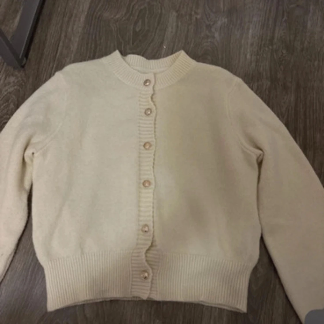 Beige kofta med pärlknappar - 1