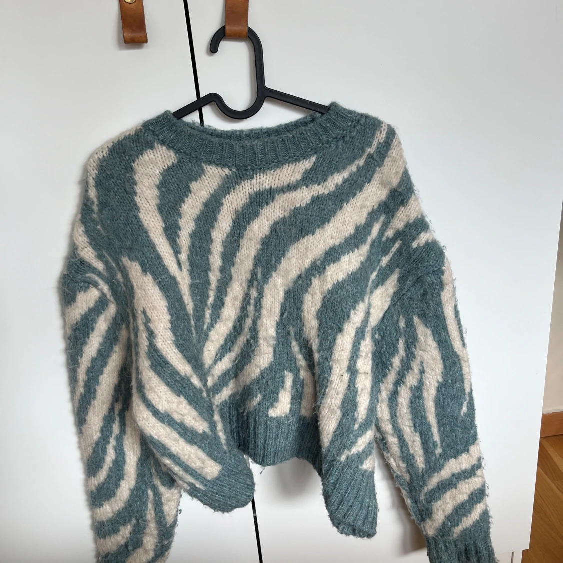 Stickad zebramönstrad tröja från Zara