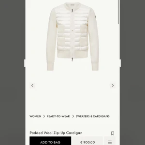Moncler padded wool zip-up cardigan  - Intressekoll! Jättefin padded wool zip-up cardigan från Moncler. Köpt för 8500 och använd flertal gånger, finns en defekt på vänster framsida från en väska där det är lite fläckigt (bild 4), men går förmodligen att ta bort. Säljer pga att den ej kommer till användning längre! Skriv för mer detaljer och bilder💞
