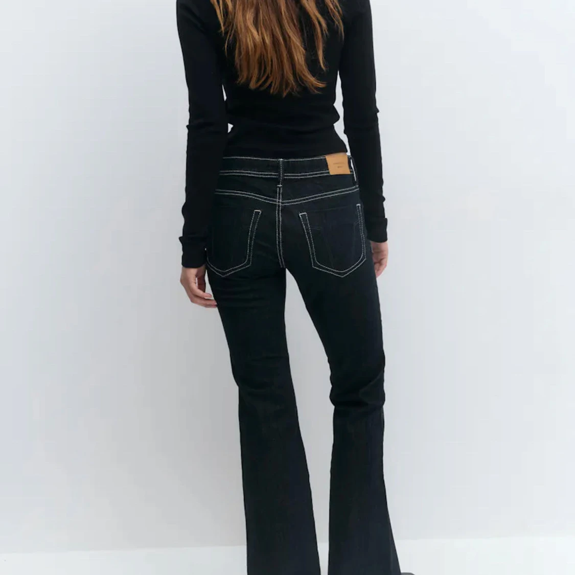 Mörkblåa bootcut jeans med kontrastsömmar - 1