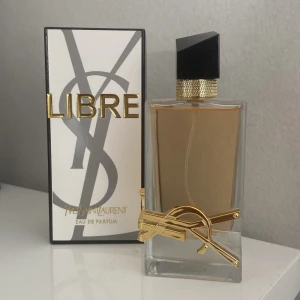 Ysl libre parfym - Köpte den på plick för ett tag sen men tycker inte det är min doft därför säljer jag vidare, endast några sprut tagna💕💕 den är 90ml och eau de parfum 