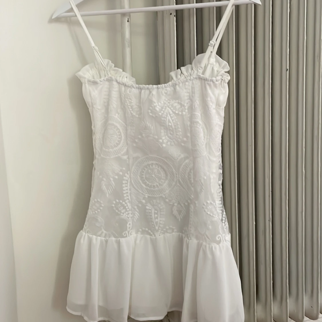 Vit kort klänning med spets och snörning - 1