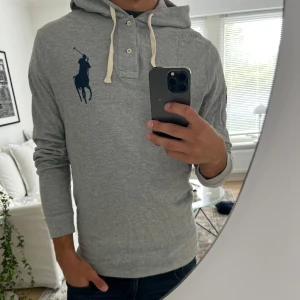 Ralph lauren hoodie  - Hej säljer en Ralph Lauren hoodie i storlek S/M, priset går att diskutera. Bara och höra av sig vid frågor!!