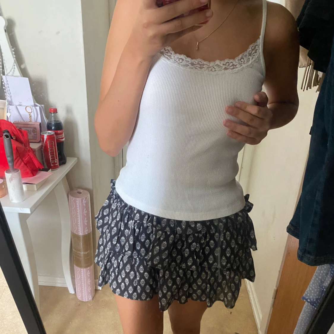 Svart volangkjol med vitt mönster - 1