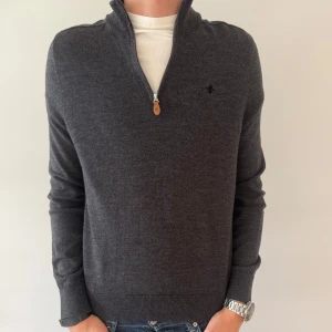 MORRIS HALF ZIP - Morris half zip i 100% merinoull  - Sitter som en S (står M på lappen) - Mycket fint skick - Deluxecloset