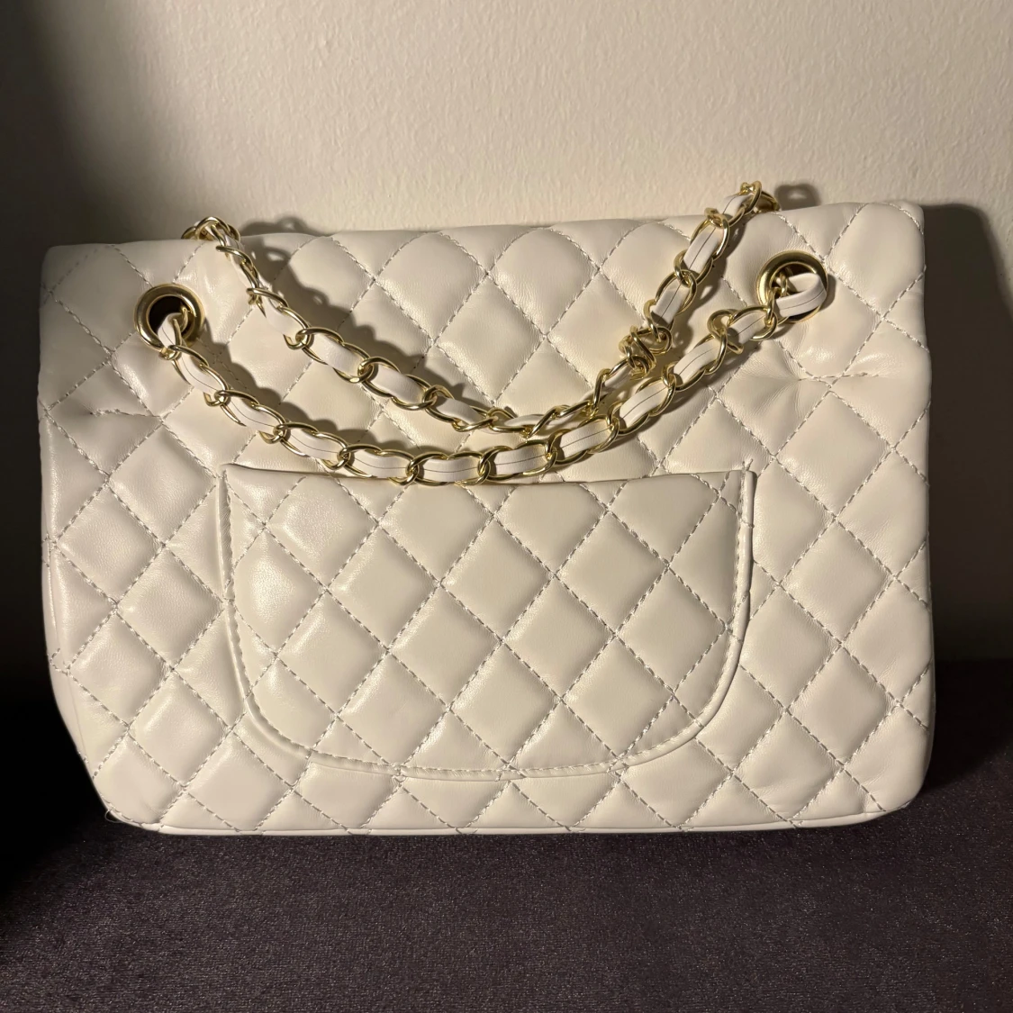 Vit quiltad Chanel handväska i skinn - 4