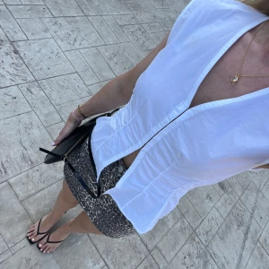 Vit blus weekday - Storlek 38 men mer som en 36 enligt mig, liten i storlek! En superliten fläck som knappt syns, se sista bilden ♥️