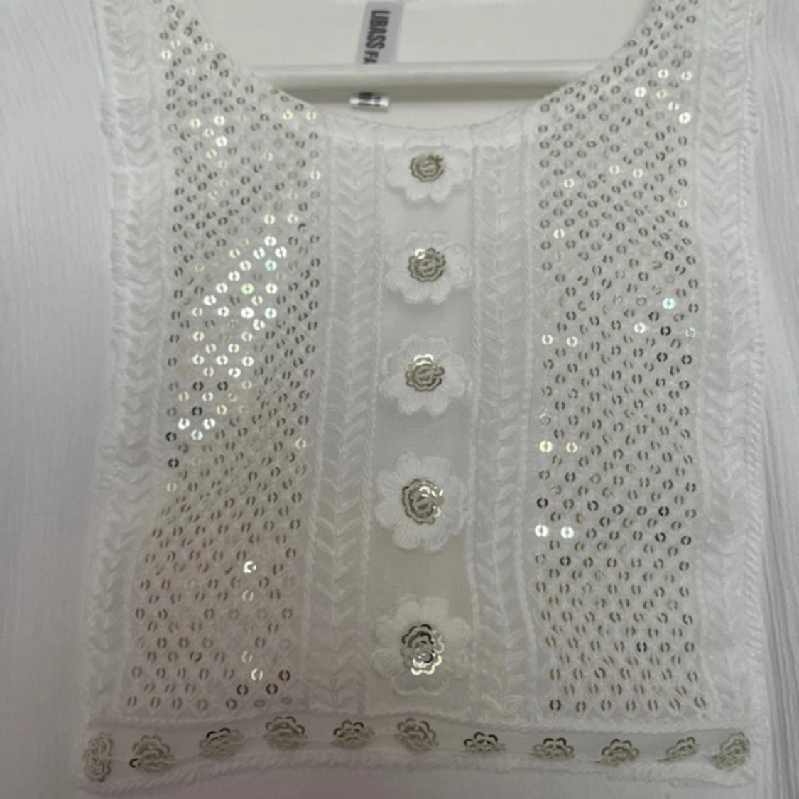 Vit top med paljetter - 1