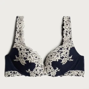 Mörkblå intimissimi bh  - Supersnygg mörkblå bh från intimissimi, nypris 600 säljer för 350 då den är i bra skick, kom privat för egna bilder! Storlek 75B!