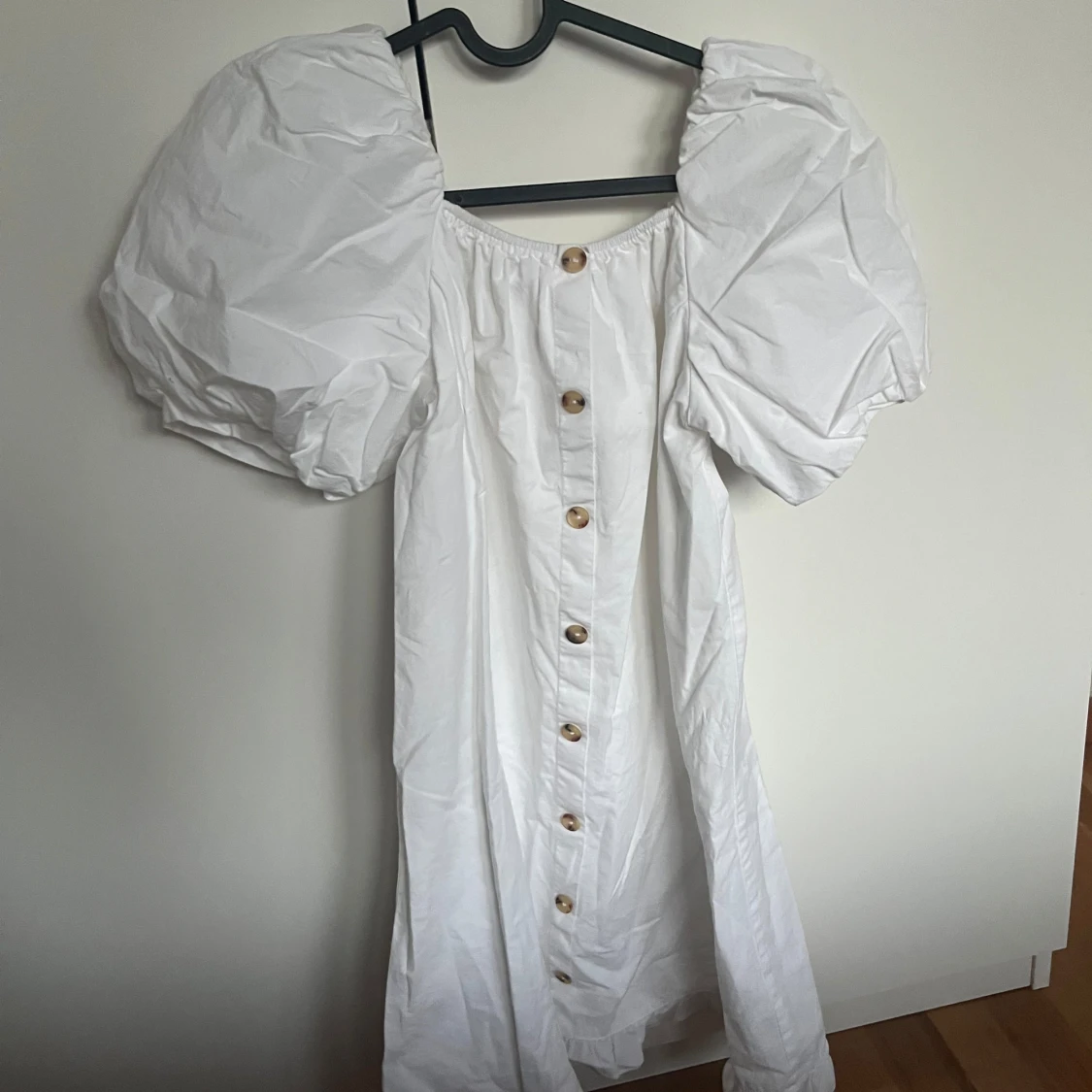 Vit klänning med puffärm från Zara