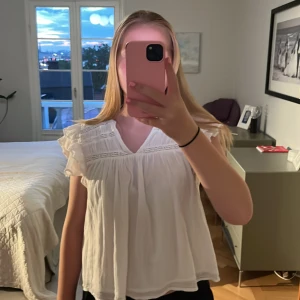 Vit blus med volangärmar - Säljer en vit luftig blus med volangärmar och v-ringning 