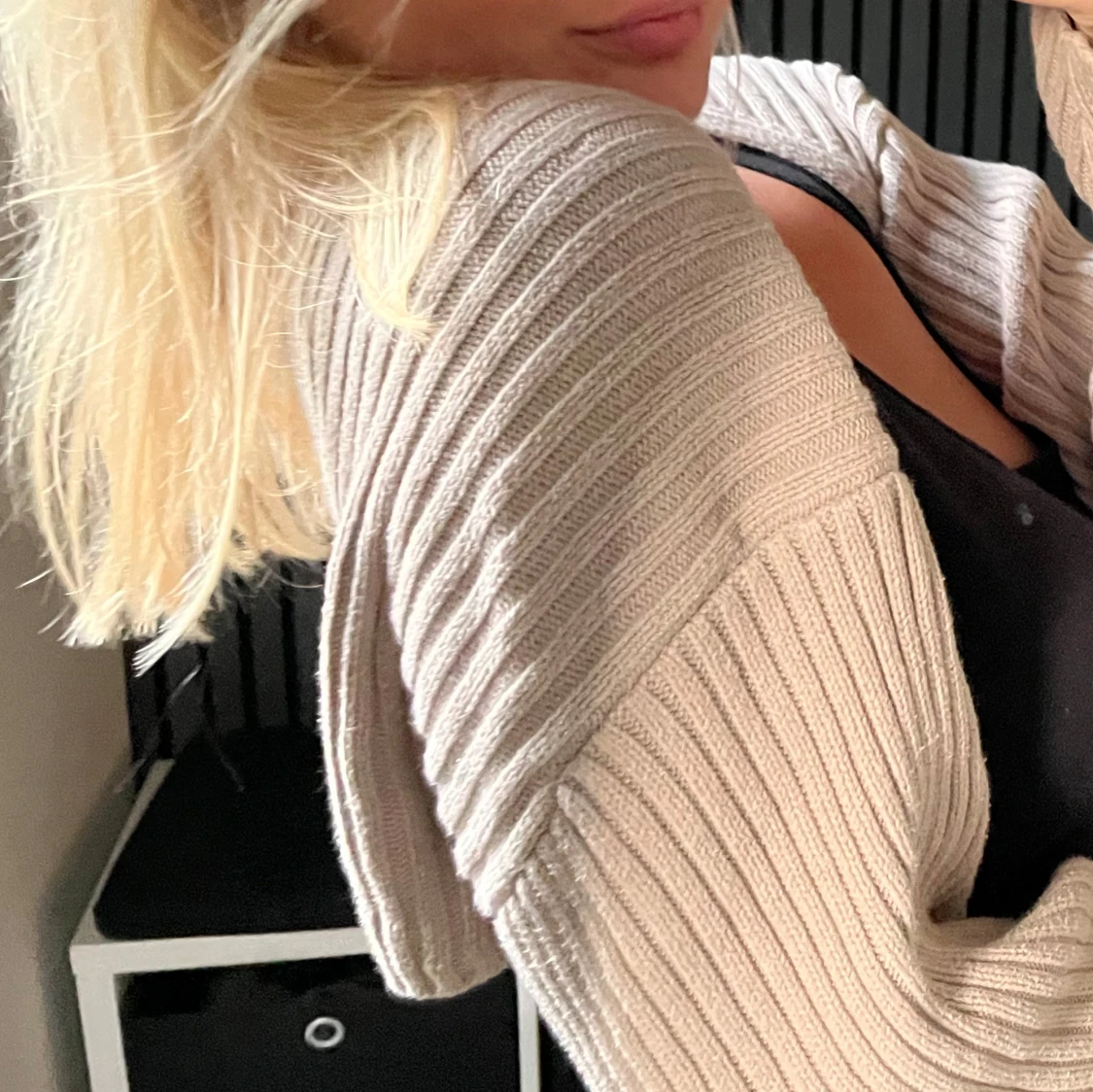 Beige ribbad stickad kofta - 1