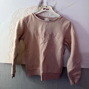 Rosa sweatshirt från Marengo Sweden XS - Säljer en rosa  sweatshirt från Marengo Sweden i storlek XS. Tröjan har broderad logga framtill, rund halsringning och långa ärmar. Mjuk insida och ribbade muddar vid ärmslut och nederkant. Perfekt för en chill och stilren look.