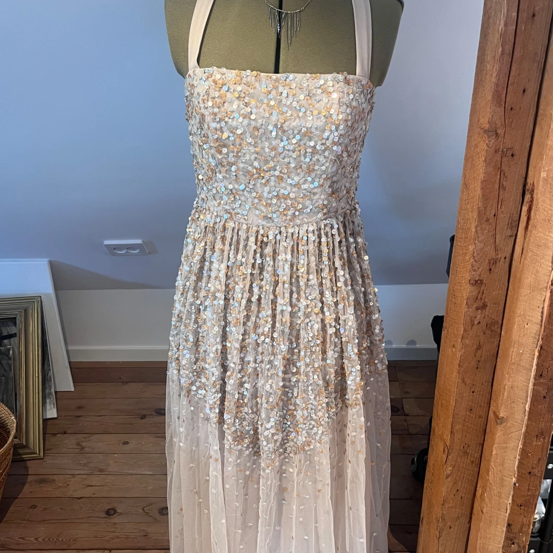 Champagnefärgad långklänning med paljetter - 1