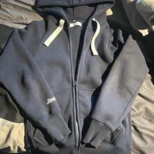 Mörkblå hoodie från Russemerch - Hoodie som är unisex och endast testad då den inte passade! Storlek S och ofta slutsåld på den danska hemsidan (russemerch). Kostar runt 800 nypris Väldigt eftertraktad!!!