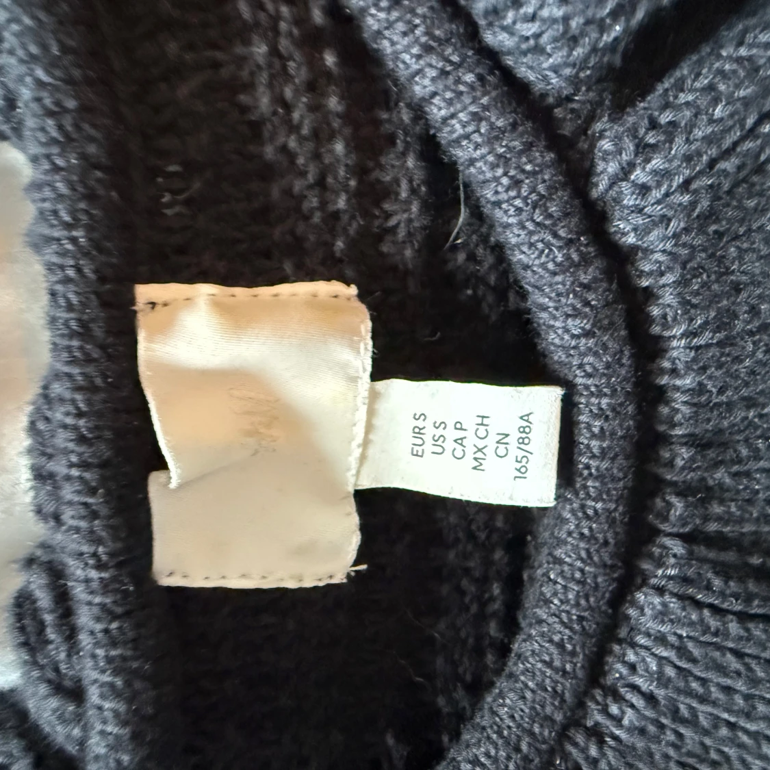 Svart stickad volangtopp från H&M - 1