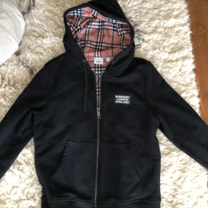 Burberry kofta - Burberry kofta i storlek S, ej använd och är som ny. Hör gärna av er för mer frågor! Skickas inom samma dag