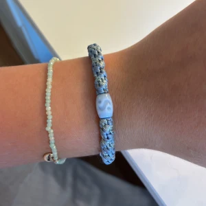 Blå knekki  - En blå jättesöt knekki. Den är använd ett fåtal gånger och har inga tecken på användning! Köpt för 60 kr i en mindre butik i smögen.