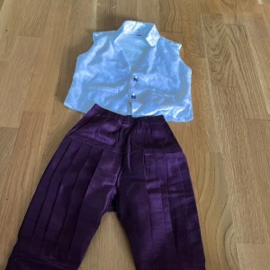 Lila glansiga byxor med veck - Det här är en kostym för ett barn som har storleken 90 passar perfekt för både tjejer och killar. Passar bra för alla event 