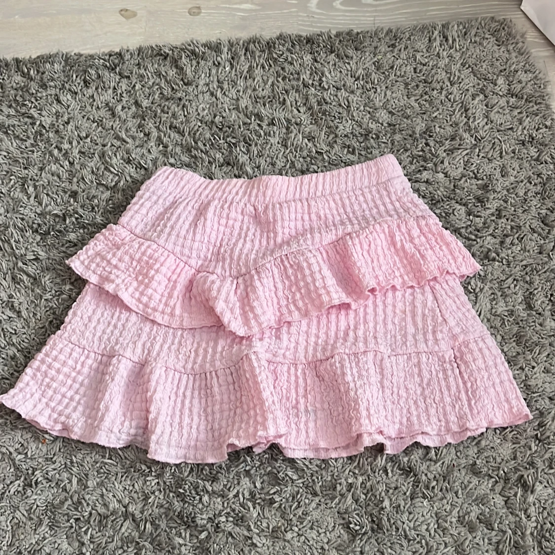 Rosa volangkjol med struktur