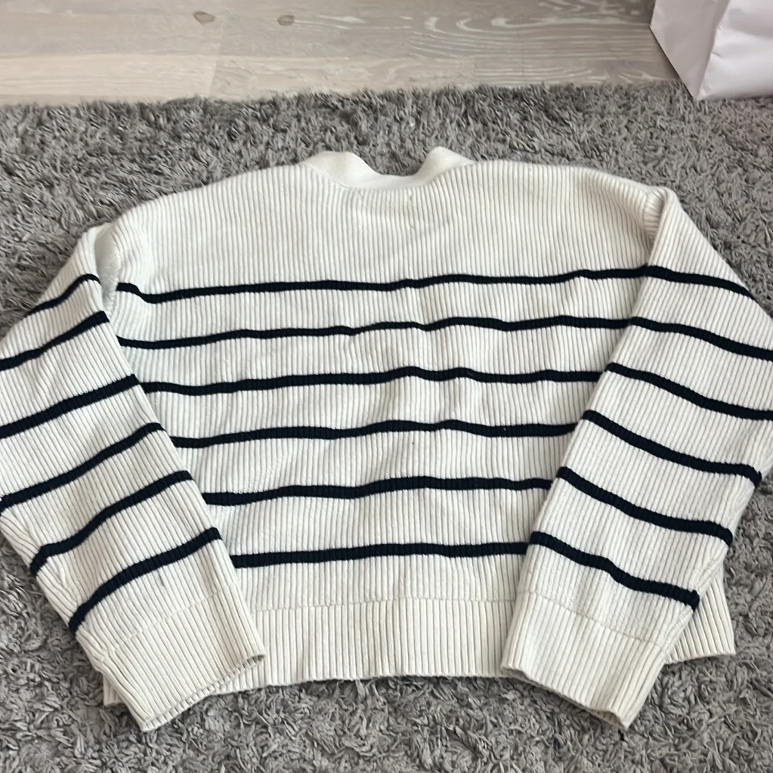 Vit och svart randig kofta med knappar - 1