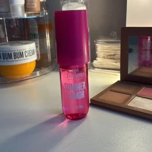 Sol de Janeiro Summer E Amor mist - En limited edition body mist från Sol de Janeiro. Den har utgått ur sortimentet och är lite svårare att få tag på. Doften har noter av apelsinblomma, krämig mandel och solkyssta träslag. Perfekt för dig som älskar somriga och söta dofter. Den är inte så använd då jag har en annan parfym som jag älskar och då kommer inte denna till användning! 