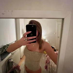 Beige stickad tubtopp från Gina Tricot - Säljer en beige stickad tubtopp från Gina Tricot i storlek XS!💞😇😇