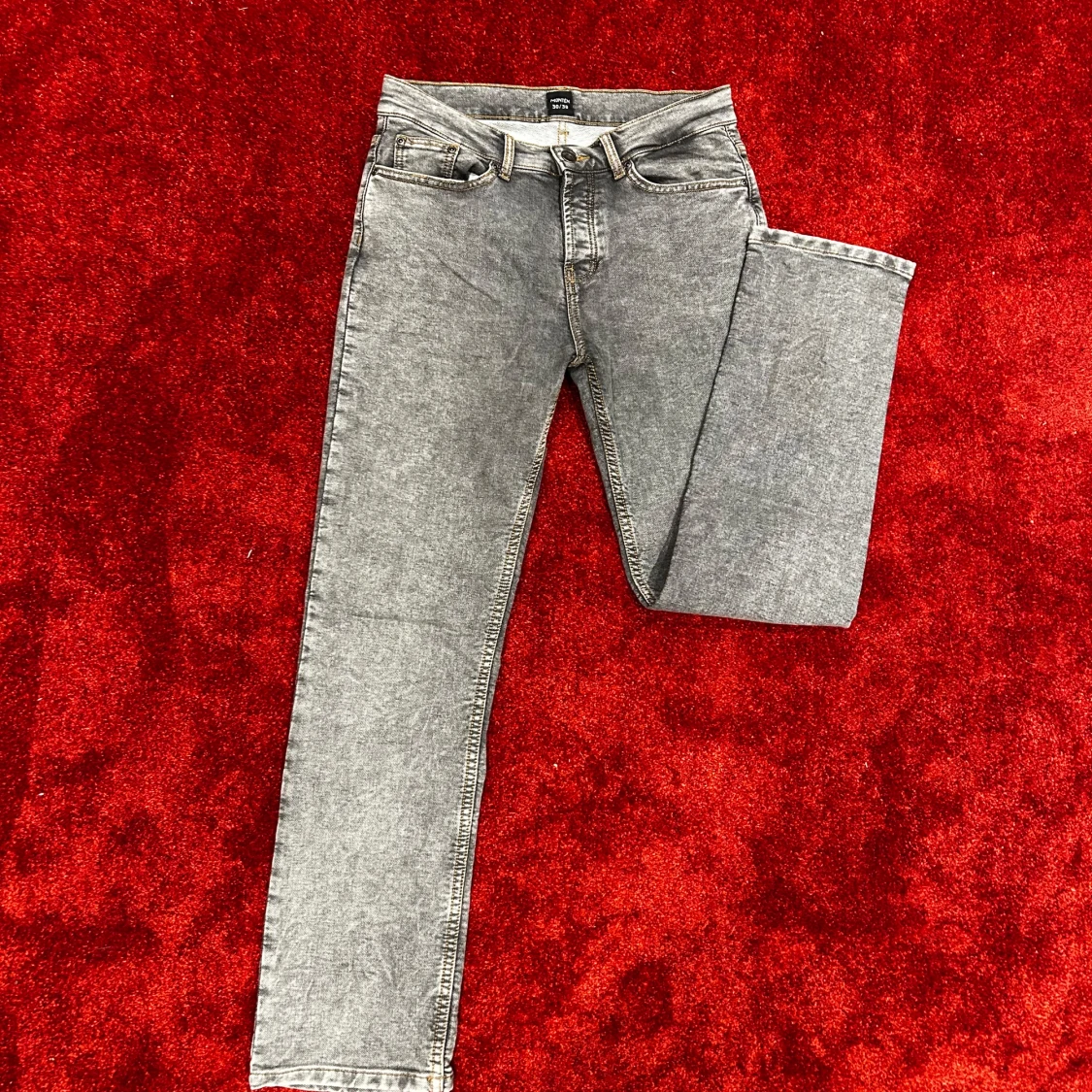 Grå vida jeans med tvättad look - 1