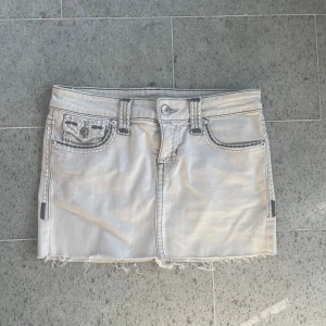 Ljusgrå jeanskjol med rå kant - Snygg ljusgrå jeanskjol med markerade sömmar och coola fickdetaljer både fram och bak. Kjolen har rå, fransig nederkant och bälteshällor. Perfekt för dig som gillar streetstyle och vill ha en edgy look. Midjemått: 37cm. Säljer fler kjolar på mitt konto! Använd gärna köp nu eller kom med prisförslag❤️