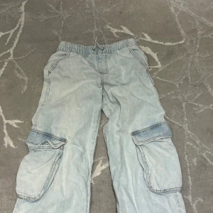 Jeans för tjej Zara  - Kontakta vid frågor och kom med bud 