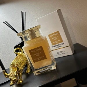 Tom Ford Vanilla Sex EdP 100ml - Tom Ford Vanilla Sex Eau de Parfum i en lyxig, transparent glasflaska med guldbrun etikett. Doften är varm och söt med tydliga vaniljtoner. Flaskan rymmer 100 ml och kommer med originalkartong. Perfekt för dig som älskar exklusiva och sensuella parfymer.