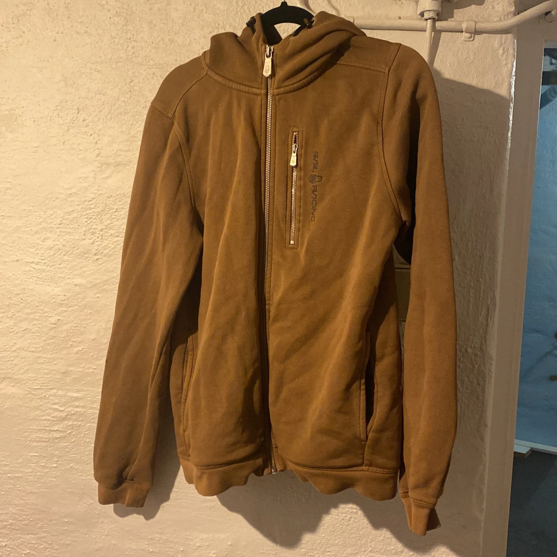 Brun hoodiejacka från sail racing