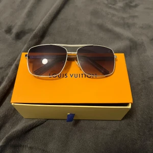 Louise vuttion solglasögon  - Säljer mina attitude solglasögon som är i Märket Louise vuttion, de är god skick utan repor eller andra typer av skador box medföljer