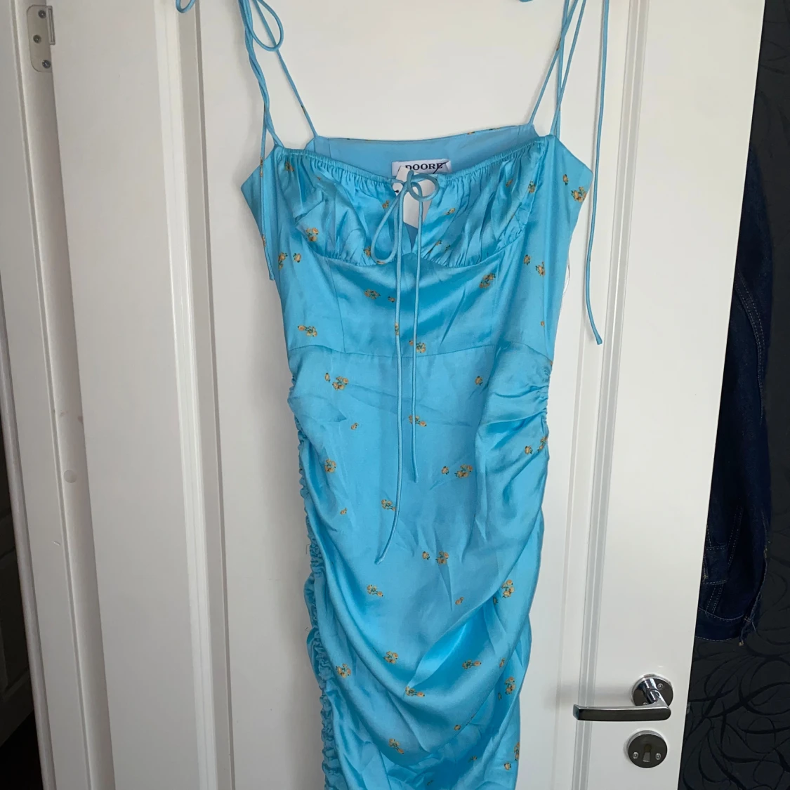 Blommig blå långklänning från Adoore