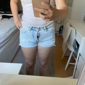 Låga jeansshorts - Hyfast lågmidjade jeansshorts ifrån strandvarios i storlek 34, de är försmå för mig. 