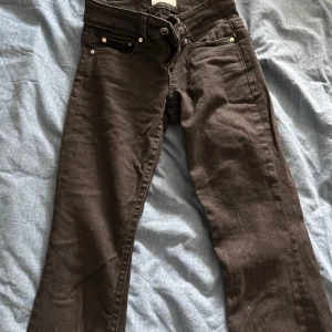 Svarta jeans från Gina Tricot - Säljer ett par svarta jeans från Gina Tricot med snygga fickdetaljer bak. Använd ett få tals gånger.