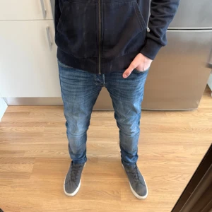 Jack & Jones Jeans - Sjukt snygga ljusblåa Jack & Jones Slim Glenn jeans i fint skick. Storlek: W30/L32. Mått - Midja: 38cm Benlängd: 106cm. Modellen är 184cm och 63kg. Hör av dig vid funderingar!🤩