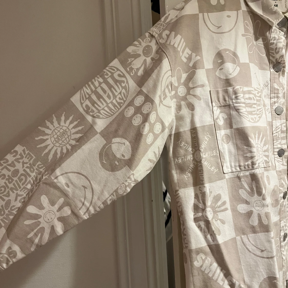 Beige och vit overshirt Smiley x H&M - 4