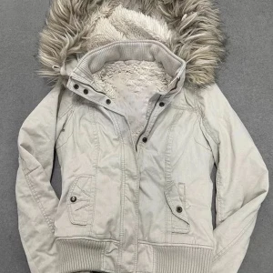 Khaki höstajacka Hollister - ‼️Tryck ej på köp nu‼️-Intressekoll på min älskade hollister jacka då jag har sett att det är många som är intresserade!Kom gärna med bud💕 Lägsta bud just nu: 1800kr Den är i perfekt skick och jättebra som höstjacka, pälsen på luvan är avtagbar och på ryggen har den snören som man kan knyta till en rosett! På etiketten står det s, men den funkar även för xs, som jag brukar ha! Skriv vid frågor😊