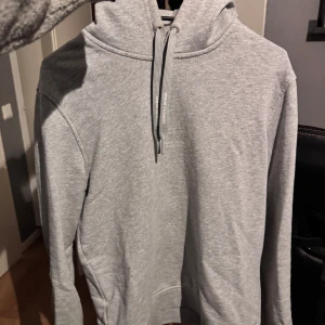 Armani Exchange Hoodie - Väldigt bra skick. Storlek S. Använd ett fåtal gånger.